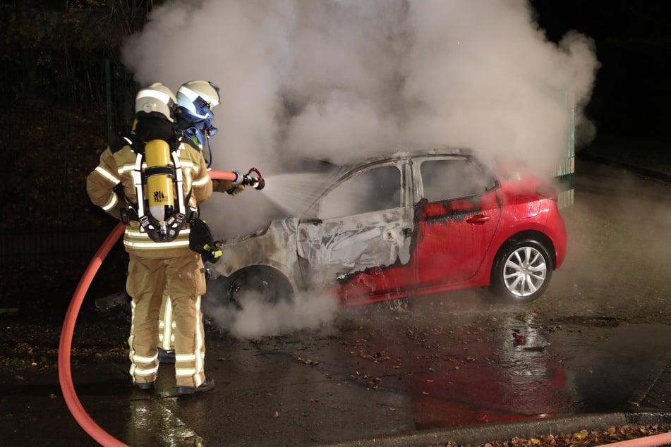 Nur wenige Minuten später eilten die Einsatzkräfte zur Espenstraße, um einen brennenden Opel Corsa zu löschen.