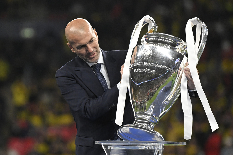 Fußball-Ikone Zinedine Zidane (52) mit der Champions-League-Trophäe.