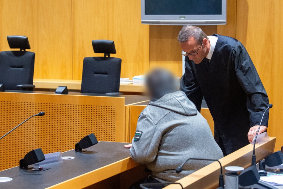 Verteidiger Florian Engert (r.) spricht im Schwurgerichtssaal des Landgerichts mit seinem Mandanten.