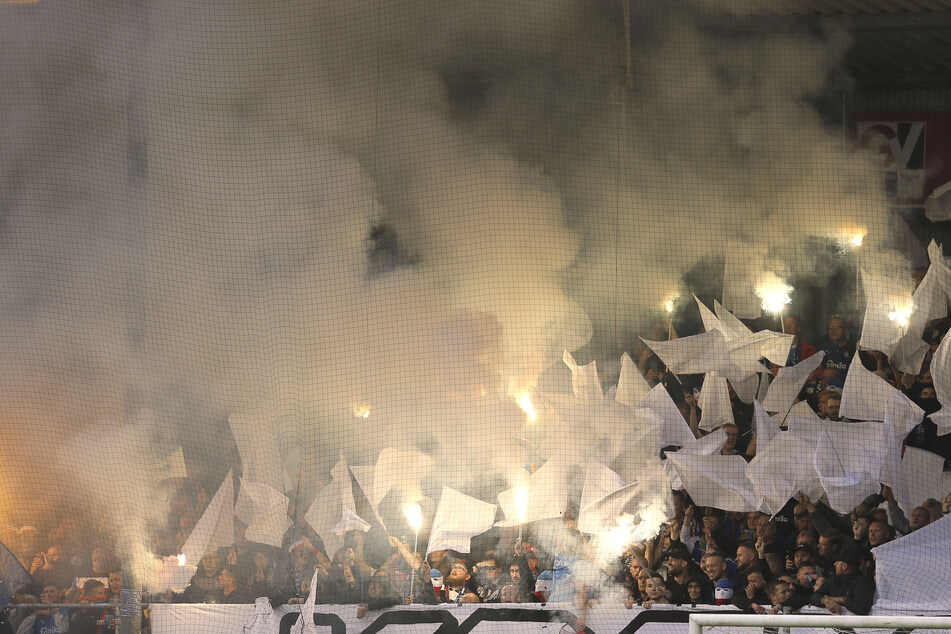 Kieler Fans zündeten Pyrotechnik vor dem Spiel - das kommt dem Verein nun teuer zu stehen.