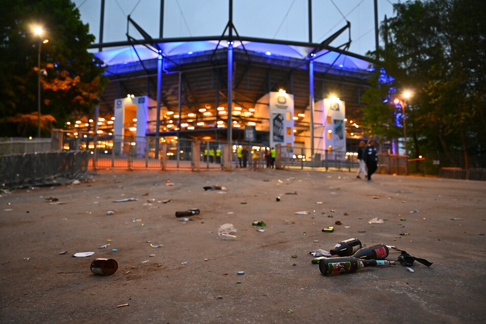 Nach dem Stadtderby zwischen dem HSV und dem FC St. Pauli wurde ein Fan der Kiezkicker von Anhängern der Rothosen schwer verletzt.