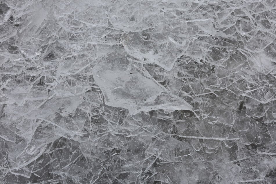 In Wismar suchen Einsatzkräfte nach einem vermissten Eisbader. (Symbolbild)