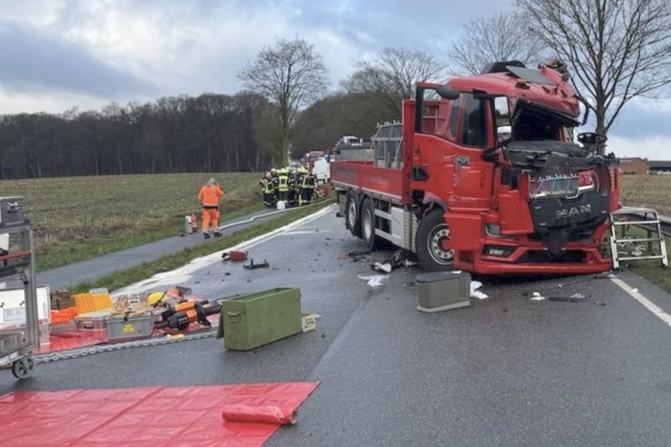 Schwerer Frontal-Crash im Norden: Zwei Lkw krachen zusammen, Fahrer eingeklemmt