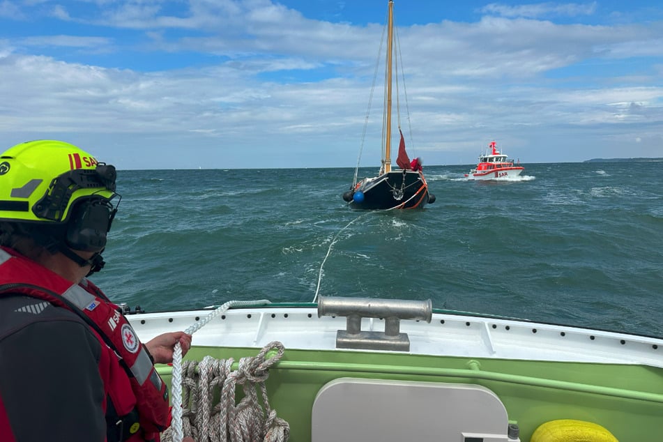 Drei Segler mussten aus der Lübecker Bucht mit ihrem Schiff gerettet werden.