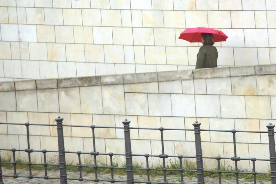 Auch am Montag brauchen die Berliner besser einen Regenschirm.