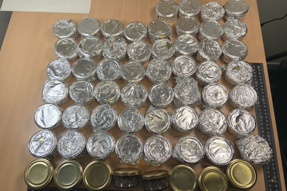 Ganze 60 Gläser voller Kaviar vom Stör fand der Zoll im Koffer der Reisenden.