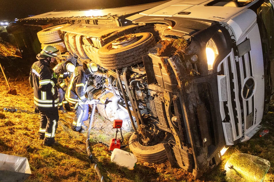 Unfall auf der A7 nördlich von Fulda: Ein Lastwagen donnerte über die Standspur in den Graben und kippt um.