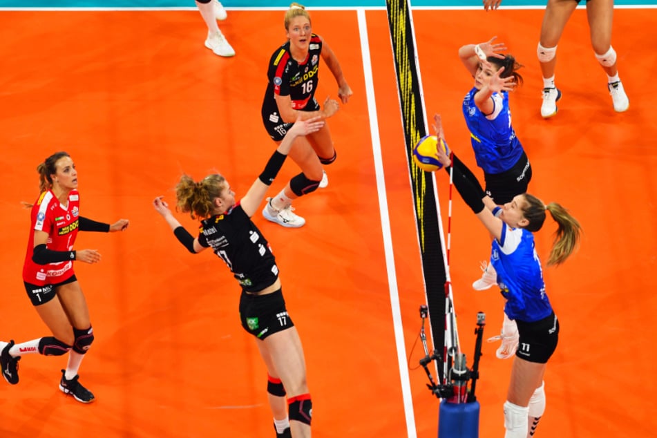 Szene aus dem Pokalfinale mit DSC-Mittelblockerin Camilla Weitzel im Angriff. Gibt es auch heute einen Fünf-Satz-Krimi?