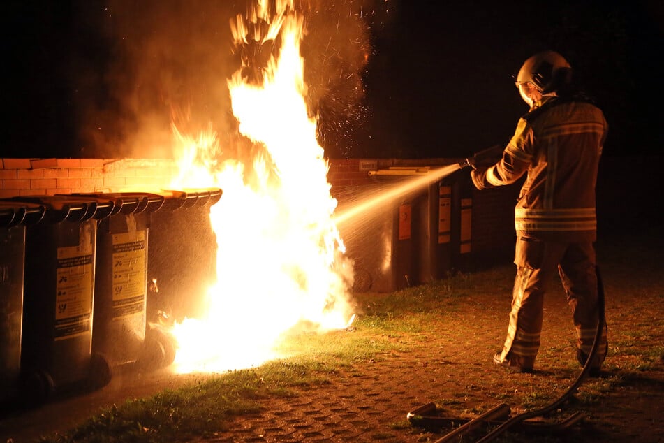 Die Dresdner Feuerwehr war in der Nacht zu Samstag mit dem Löschen mehrerer Containerbrände in der Dresdner Neustadt beschäftigt. (Symbolfoto)