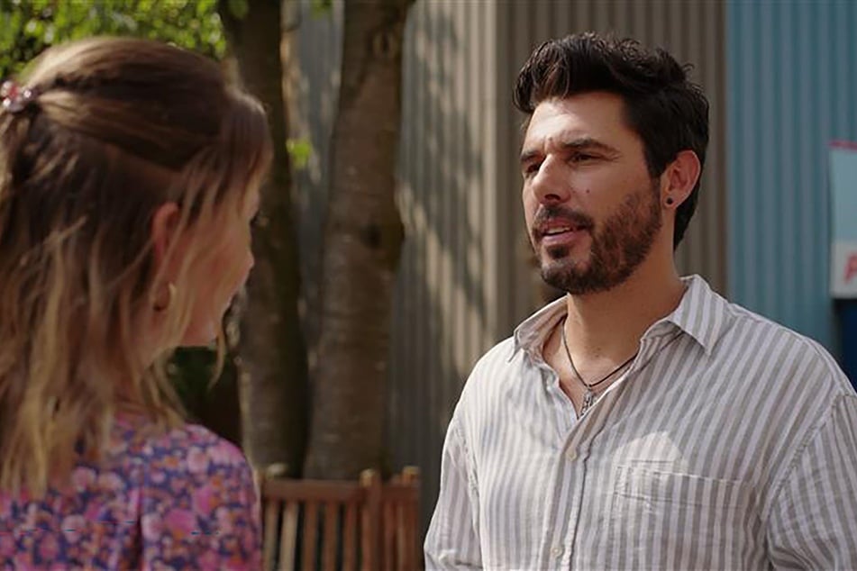 Matteo möchte mit Nathalie zu einer italienischen Messe.