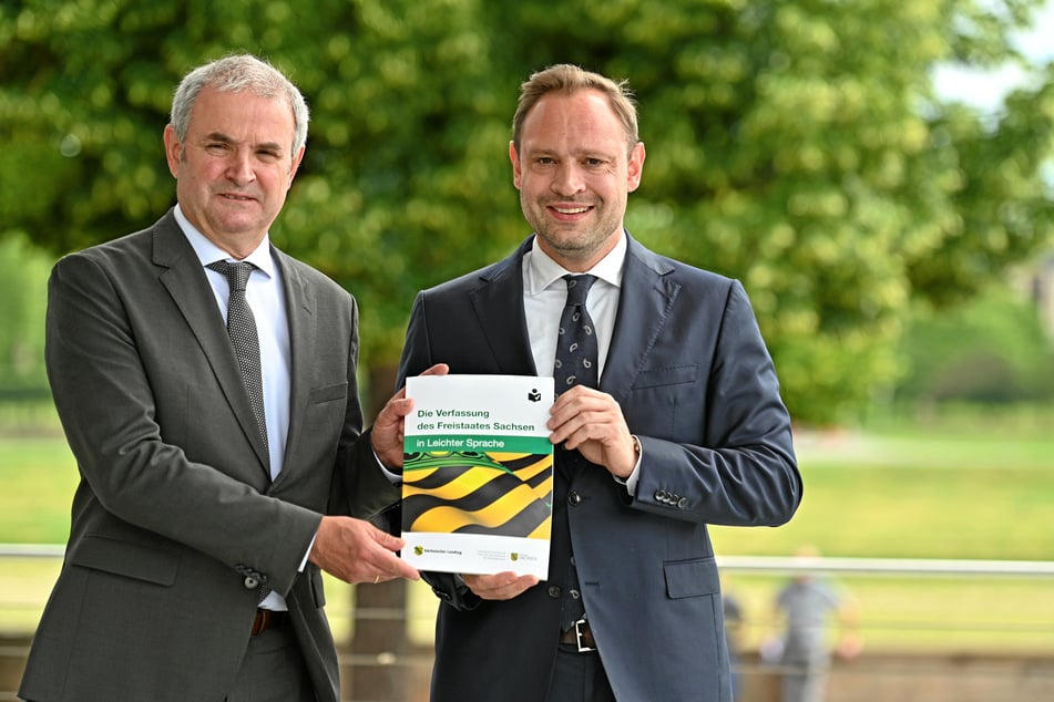 Landtagspräsident Alexander Dierks (38, CDU, r.) und Sachsens Inklusions-Beauftragter Michael Welsch (58) bei der Vorstellung der Verfassung in Leichter Sprache.