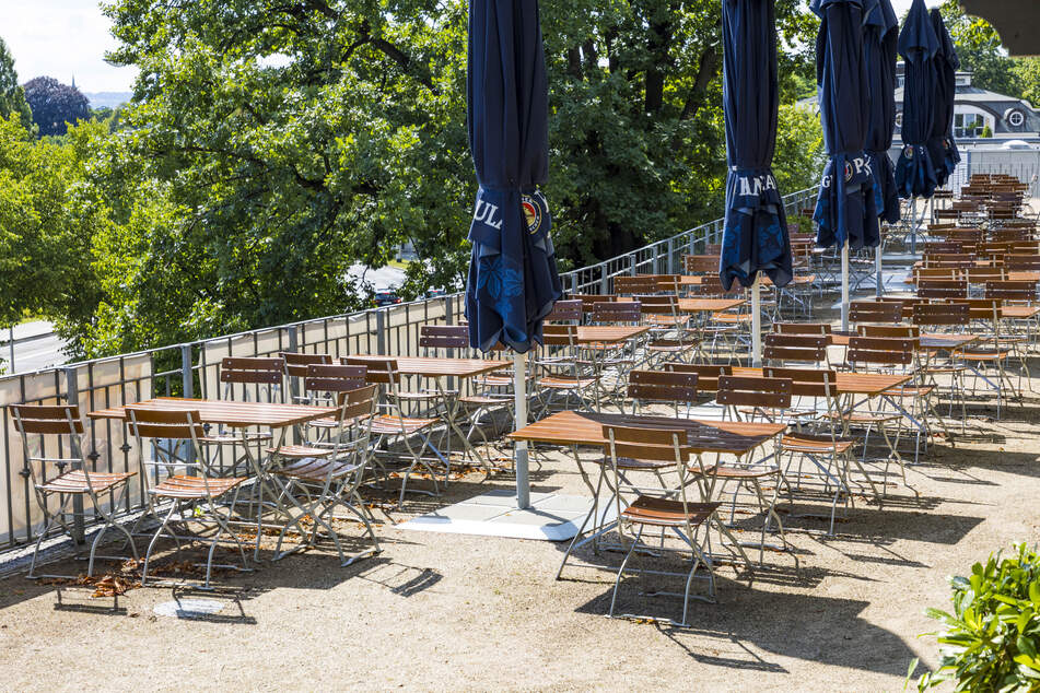 Schon bald beginnt die Biergarten-Saison - viele Außenberufe können wieder durchstarten. Damit könnte die Arbeitslosenquote weiter sinken.