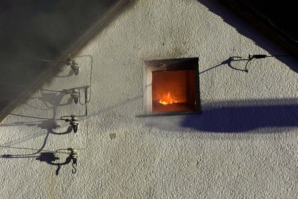 Verheerender Dachstuhlbrand in Einfamilienhaus: Bewohner können sich selbst retten