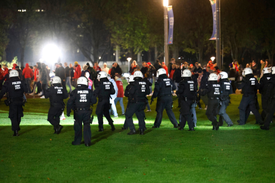 Die Polizei verhinderte auf den Jahnwiesen vor dem Stadion eine drohende Eskalation.