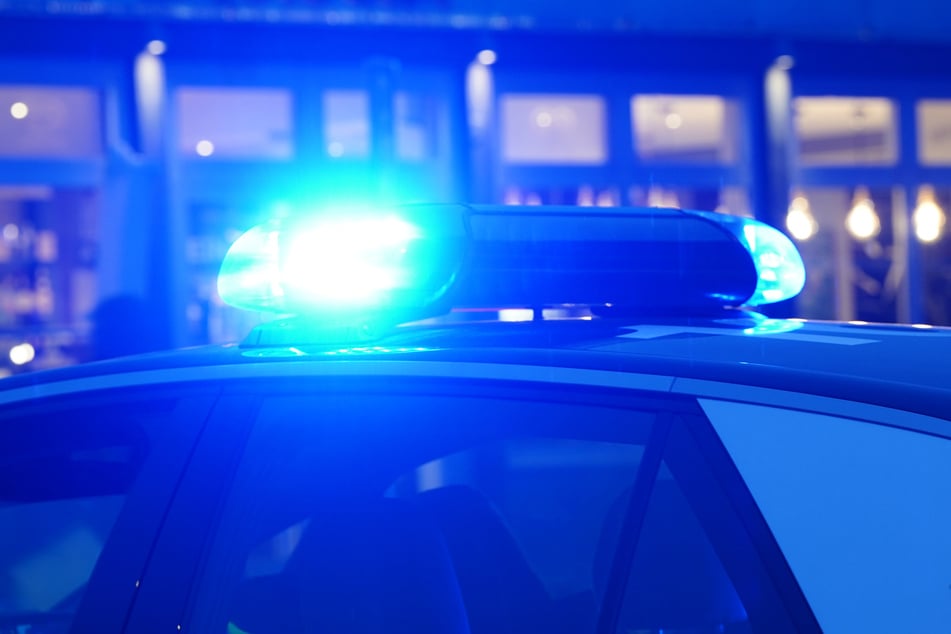 Mann attackiert Paketbote mit Schraubenzieher und droht Polizisten mit dem Tod