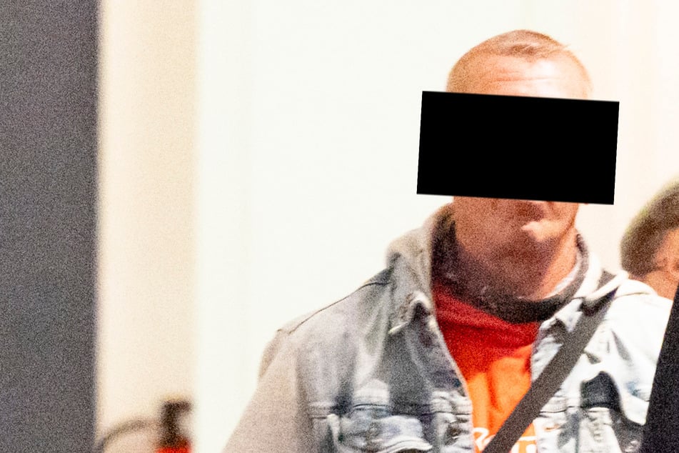 Blankzieher vor Gericht: Nachbar hat sich bei Oma Gerda die Blöße gegeben