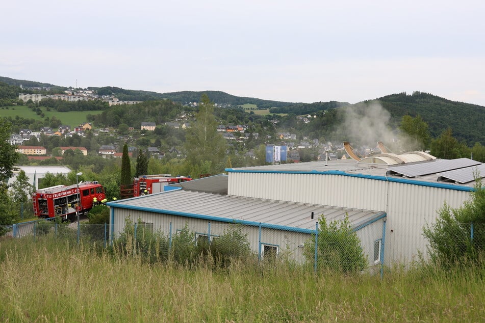 Feuerwehreinsatz im Erzgebirge: Holzstapel brennt in Firmenhalle