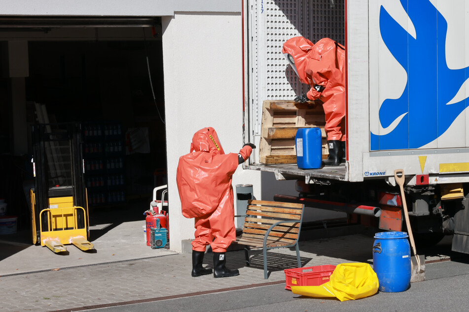 Feuerwehrleute in Schutzanzügen gingen im Lkw auf Suche nach weiteren Gefahren.