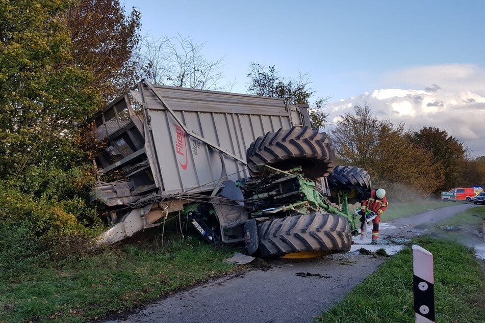 Infolge des Unfalls kippte der Traktor auf die Fahrerkabine.