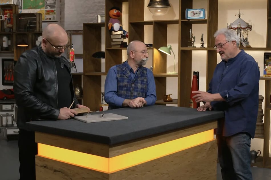 Josef aus Kevelaer (r.) möchte bei "Bares für Rares" eine außergewöhnliche Brille verkaufen.