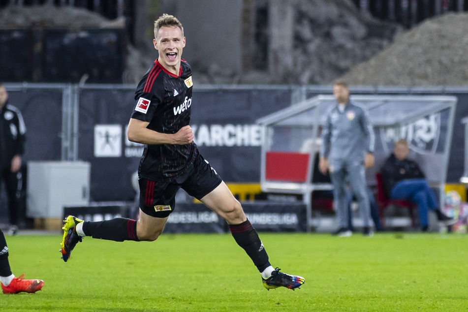 Innenverteidiger des 1. FC Union Berlin Paul Jaeckel (24) feierte sein Tor (1:0) gegen VfB Stuttgart am 9. Spieltag.
