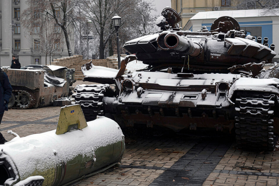 Panzer vor Schneekulisse. Ein harter Winter in der Ukraine bedroht laut den Vereinen Nationen Millionen Menschen.