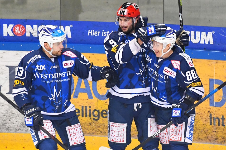 Alexander Dotzler (36, l.) und Roope Ranta (32, r.) jubeln mit Jordan Knackstedt (32). Die zwei erstgenannten Spieler müssen die Eislöwen jetzt verlassen.