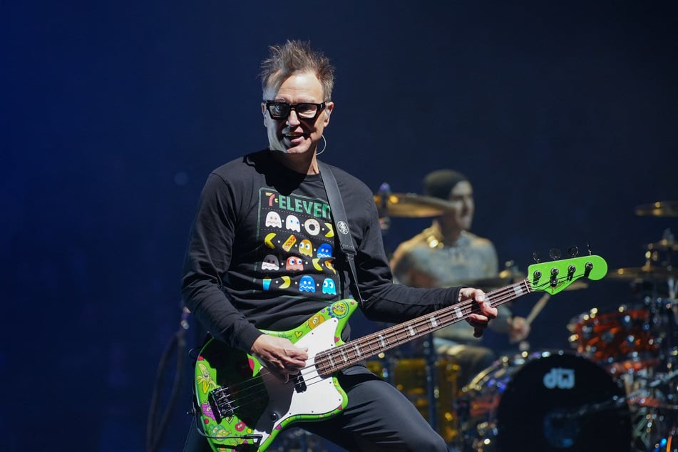 Der Sänger und Bassist Mark Hoppus (51) schlug in der Barclays Arena sowohl quatschige als auch ernste Töne an. (Archivbild)