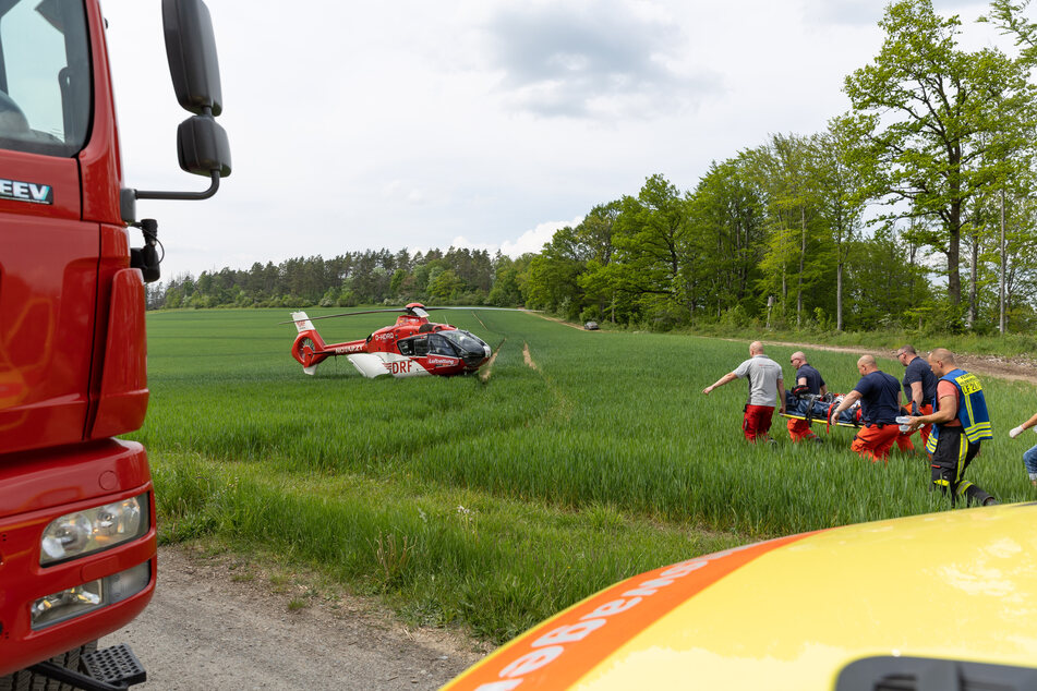 Zahlreiche Rettungskräfte kümmerten sich um den Jugendlichen und brachten ihn auf einer Trage in den Hubschrauber.