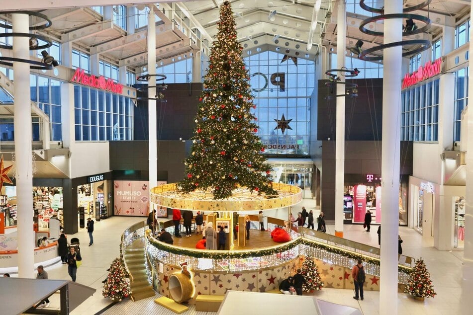 Dieser Weihnachtsbaum ist kein gewöhnlicher, er hält so manche Überraschung für die Kinder bereit.