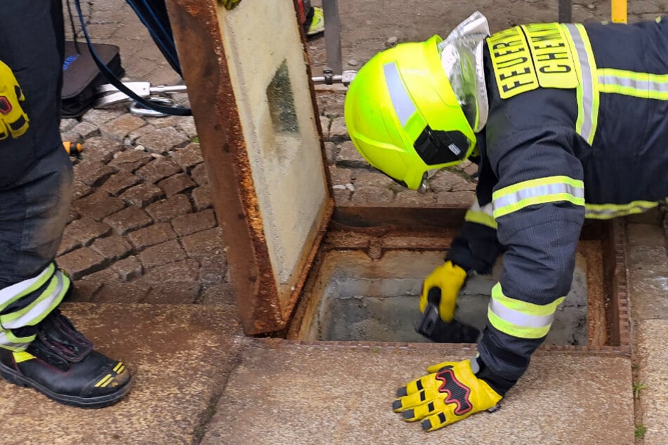 Chemnitz: Feuerwehreinsatz in Chemnitz: Was holen die Einsatzkräfte aus diesem Schacht?