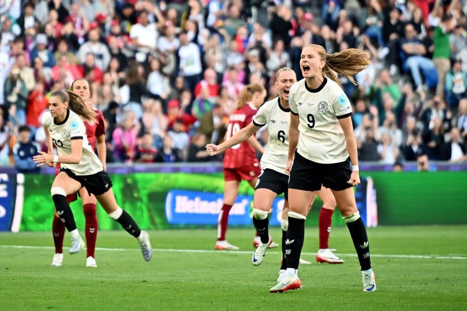Die Emotionen müssen auch mal raus! Deutschlands Mittelfeldspielerin Sjoeke Nüsken (24) lässt ihrer Freude über den erzielten Ausgleich freien Lauf.