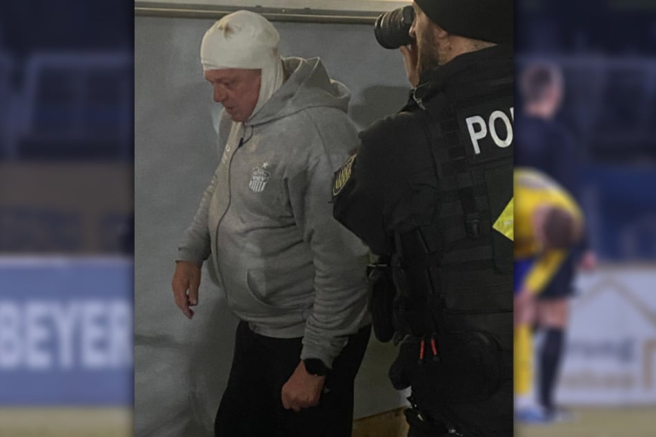 Dann der Eklat: In der Coaching-Zone wird ein Busfahrer von einem vollen Becher getroffen. Der Mann trägt eine Kopfverletzung von dem Treffer davon.