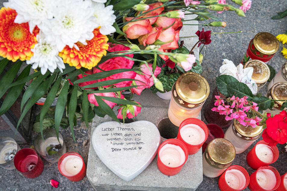 Nach der schrecklichen Tat wurden zahlreiche Blumen und Kerzen für den toten Thomas L. (†55) niedergelegt.
