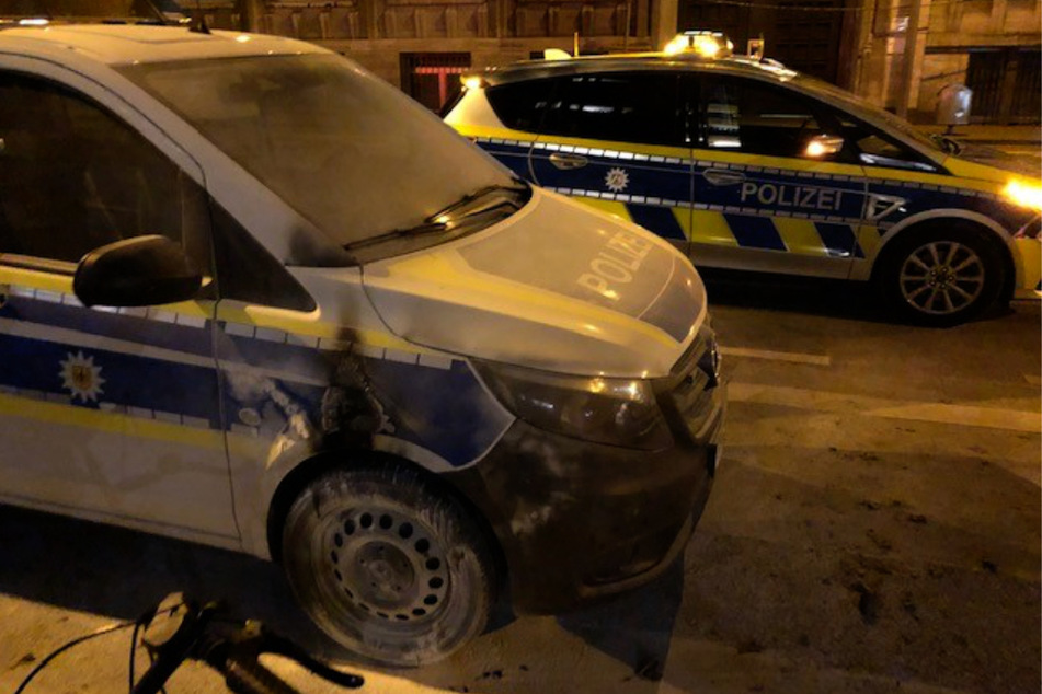Zeugen haben die brennenden Streifenwagen gelöscht. Die Autos wurden stark beschädigt.