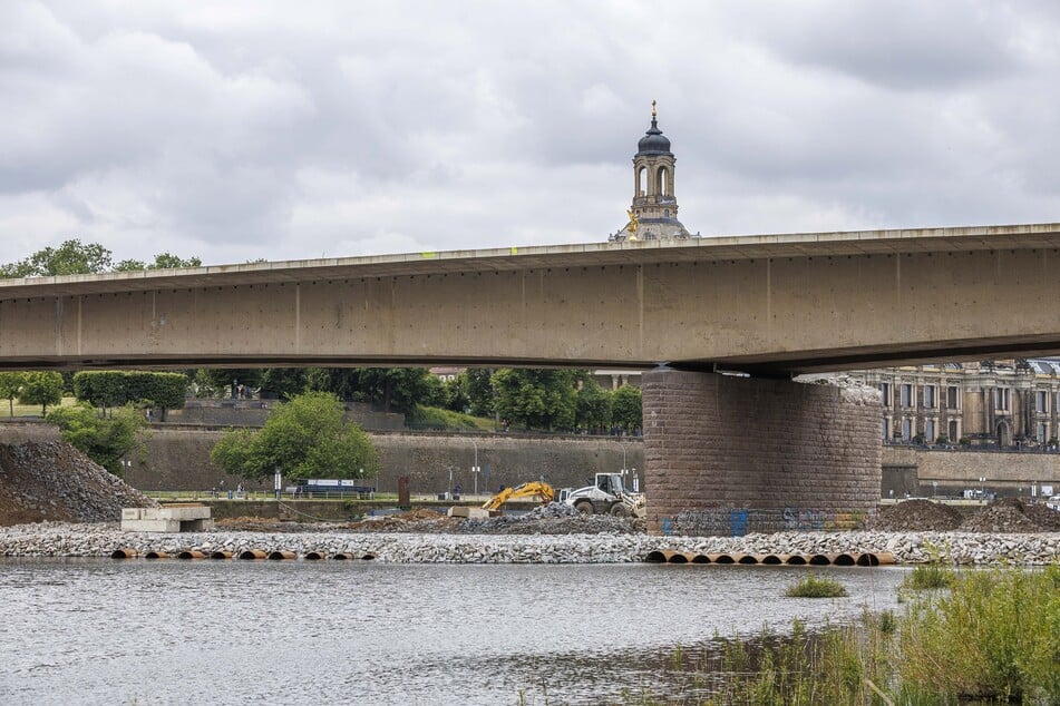 Der künstliche Abrissdamm staut die Elbe, wird deshalb mit Stahlrohren durchsetzt. Sie sind bei niedrigem Pegelstand auch von der Altstädter Uferseite aus sichtbar.
