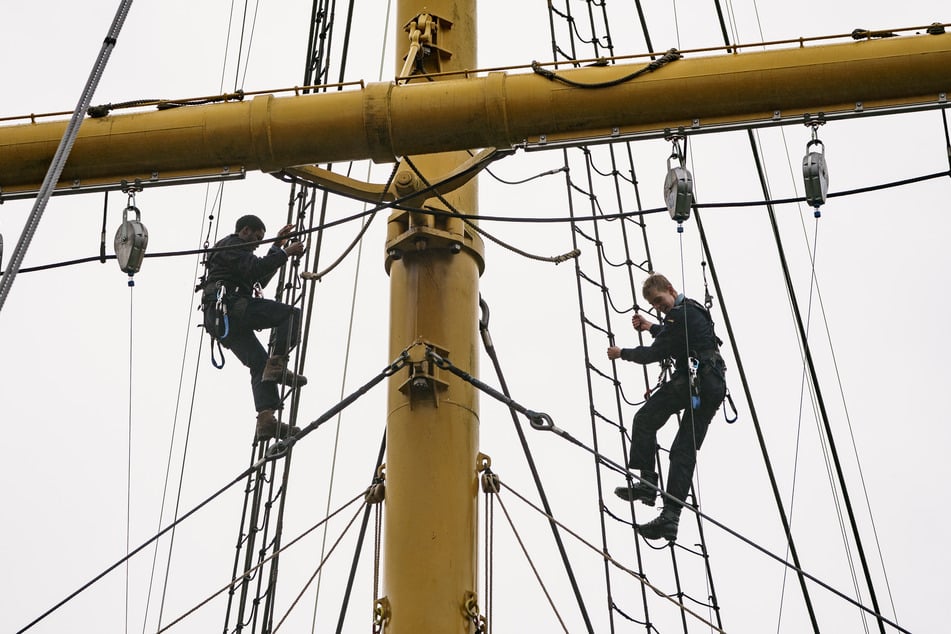 Kadetten der Marineschule üben die Arbeit in der Takelage an einem Übungsmast, um die Tätigkeiten zukünftig auf dem Segelschulschiff "Gorch Fock" durchzuführen.