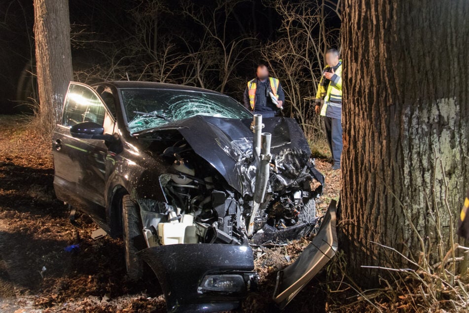 Zu schnell? 19-Jähriger prallt mit VW frontal gegen Baum, zwei Schwerverletzte