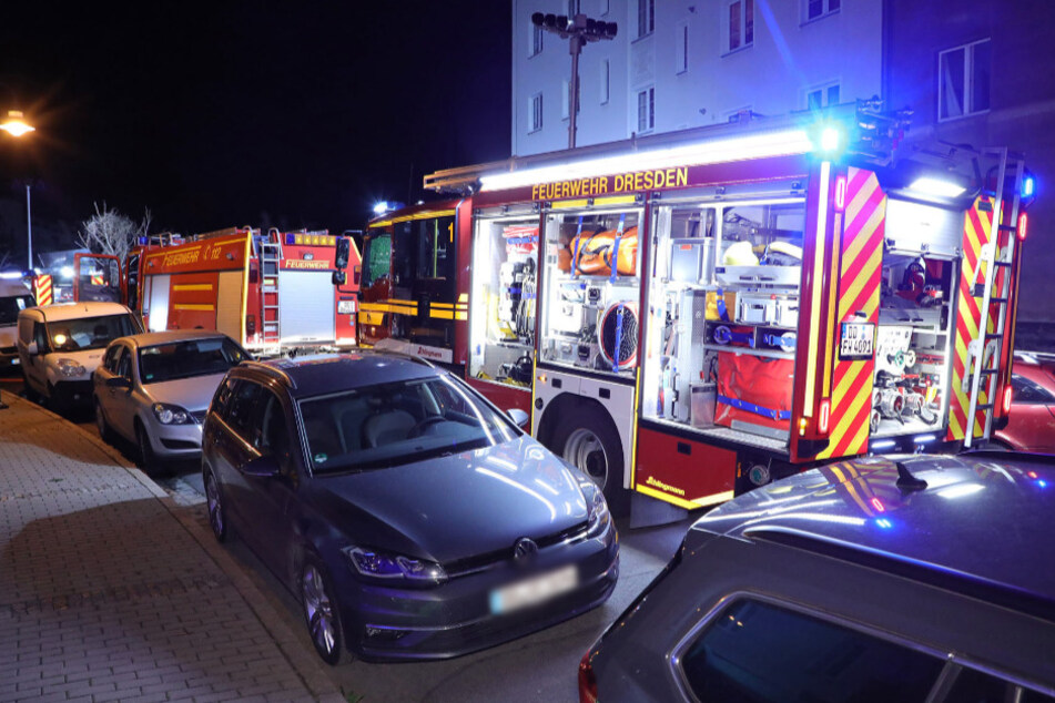 Mit mehreren Löschzügen rückte die Feuerwehr in der Nacht aus.