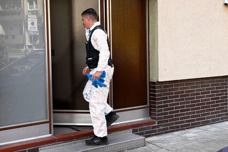 Die von den Nachbarn alarmierten Beamten fanden eine männliche Leiche in einer Wohnung im 1. Stock eines Wohngebäudes.