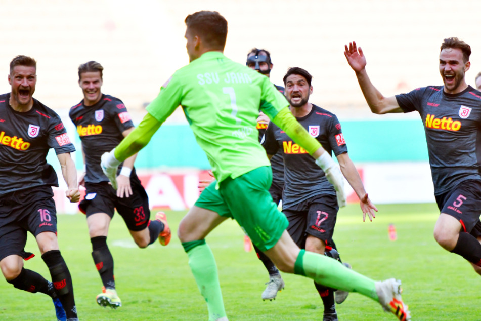 SSV Jahn Regensburg gewann im DFB-Pokal bei Drittligist 1. FC Kaiserslautern im Elfmeterschießen.