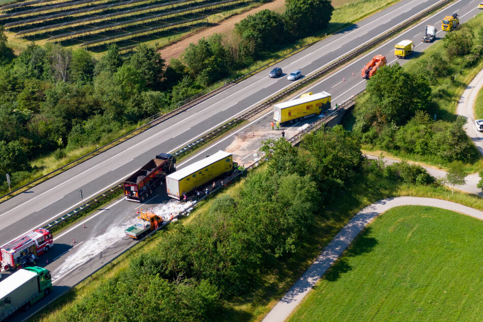 Trümmerfeld nach Kollision: Drei Lastwagen waren bei dem heftigen Unfall auf der A6 am Montagmorgen beteiligt.