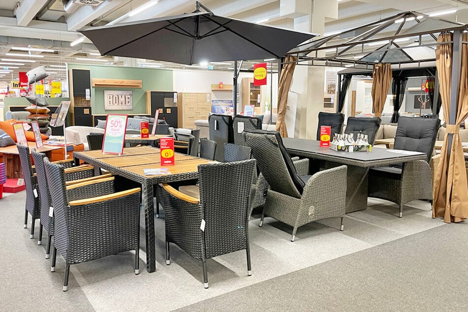Hier gibt's gerade 50 Prozent Nachlass auf Betten, Sofas und Gartenmöbel