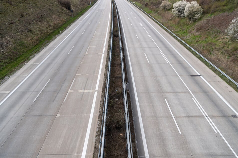 Keine Autos sind auf der Autobahn A4 bei Dresden zu sehen. Auch in diesem Jahr soll der Osterurlaub im Inland ausfallen.