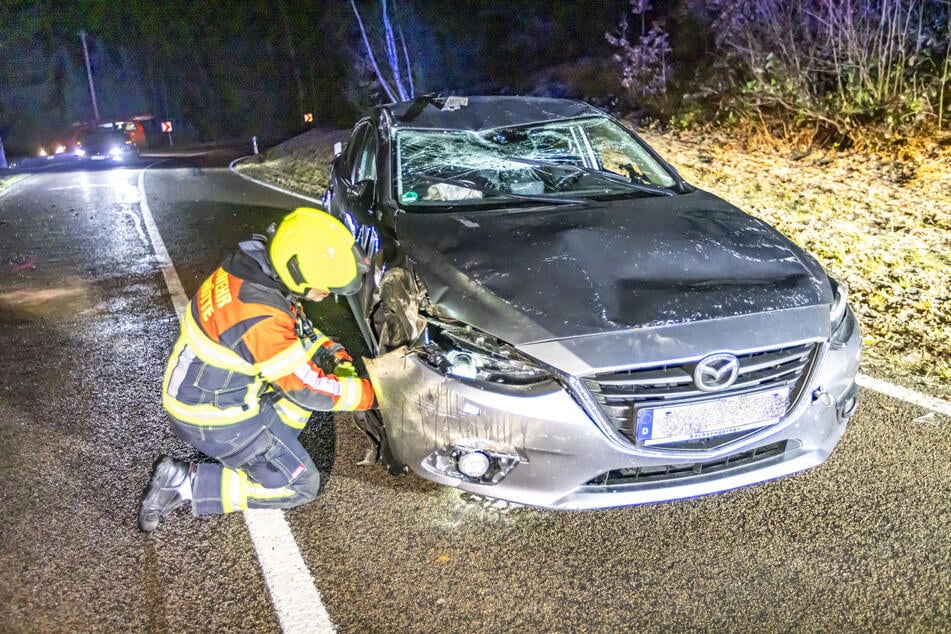 Senior crasht während Nachtfahrt: Auto überschlägt sich und bleibt auf Dach liegen