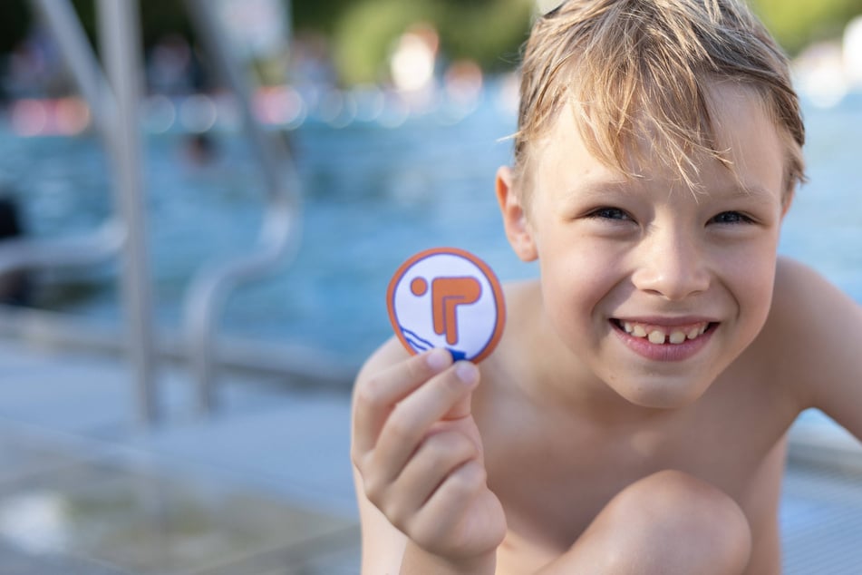 Dresden: Streit um Zugangsregeln: Dürfen junge Leute nur noch mit Schwimmabzeichen ins Freibad?