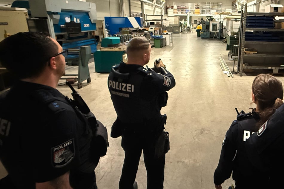 Die Diensthundeführer besprechen ihr Vorgehen, bevor sie das Gebäude durchsuchen.