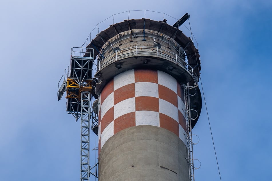 Eine Fahrstuhlkonstruktion wurde an der 225 Meter hohen Esse installiert.