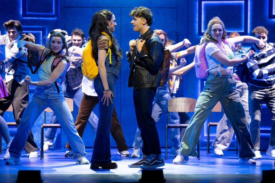 Cedric Schröter als Alex und der Cast des Musicals "Abenteuerland" stehen bei einem Pressetermin im Deutschen Theater auf der Bühne.