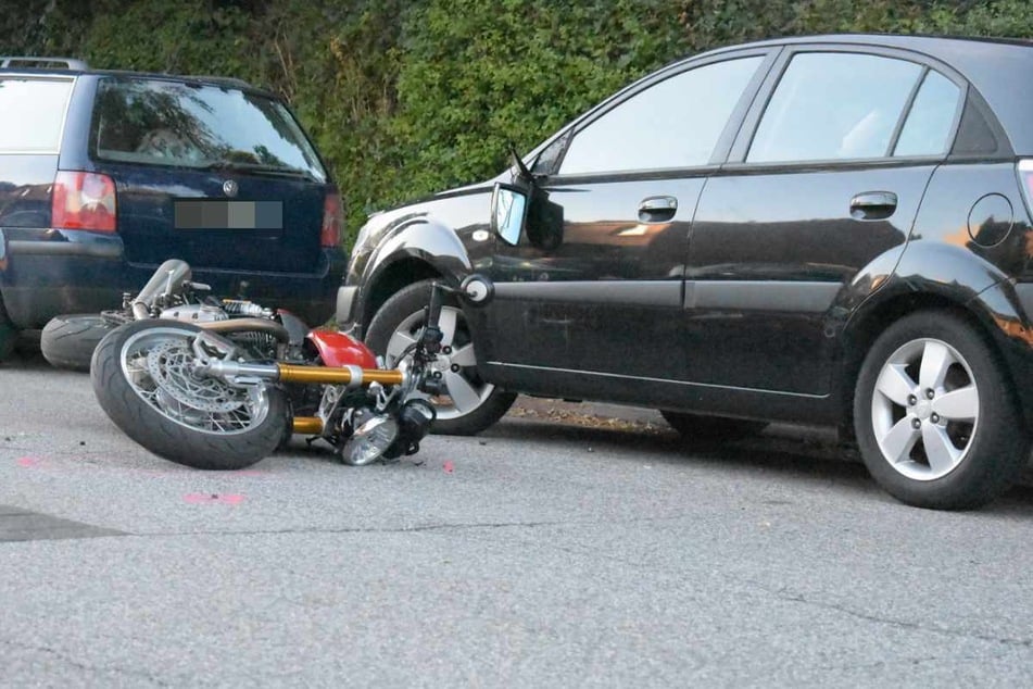 Biker kracht in parkendes Auto und muss reanimiert werden